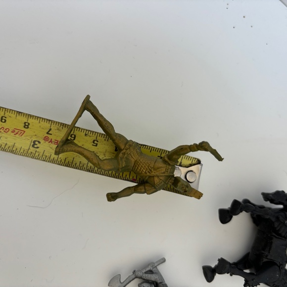 1990's era plastic toy Romans and Medieval toy soldiers - Picture 7 of 9